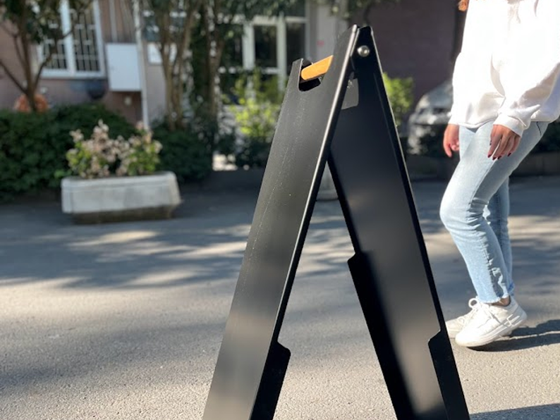 {{ a frame sidewalk sign }} - {{ adroniki }}