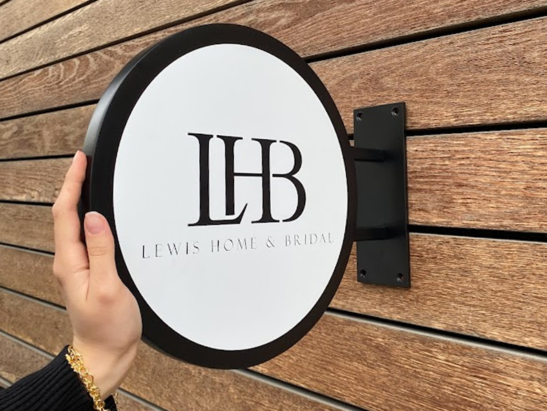 Our customizable round blade sign features double-sided printing with options for personalized size, color, and logo. Perfect for storefronts and cafes, this high-quality sign is an excellent branding tool. Made from durable metal, it’s suitable for both indoor and outdoor environments.
