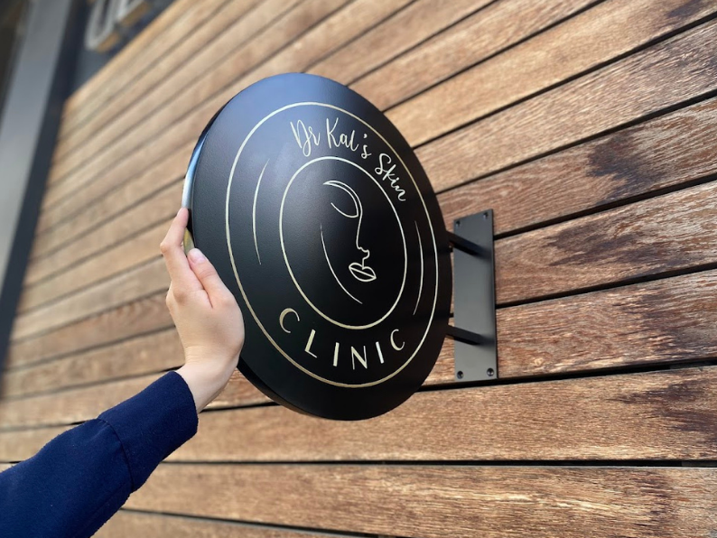 Our customizable round blade sign features double-sided printing with options for personalized size, color, and logo. Perfect for cafes, restaurants, and small businesses, this durable sign serves as a great promotional tool. Crafted from high-quality metal, it’s suitable for both indoor and outdoor settings.