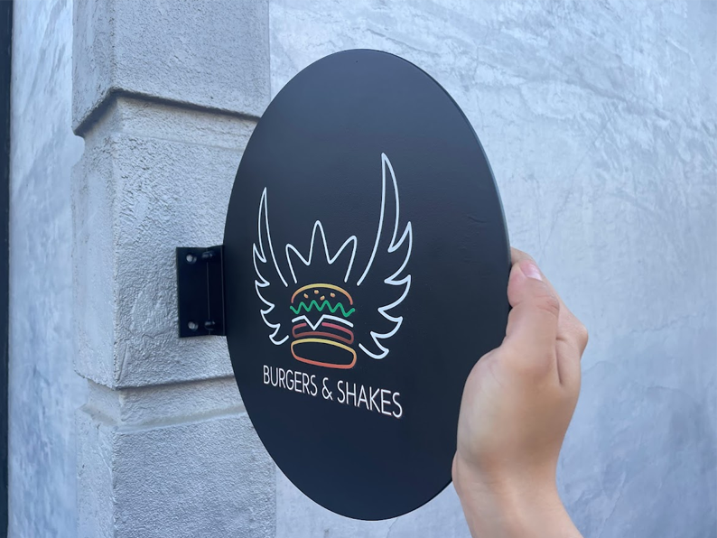 Create a distinctive round blade sign with double-sided printing. You can personalize the size, color, and logo to fit your brand. Ideal for small businesses, restaurants, and cafes, this high-quality metal sign is perfect for promoting your brand indoors or outdoors.


