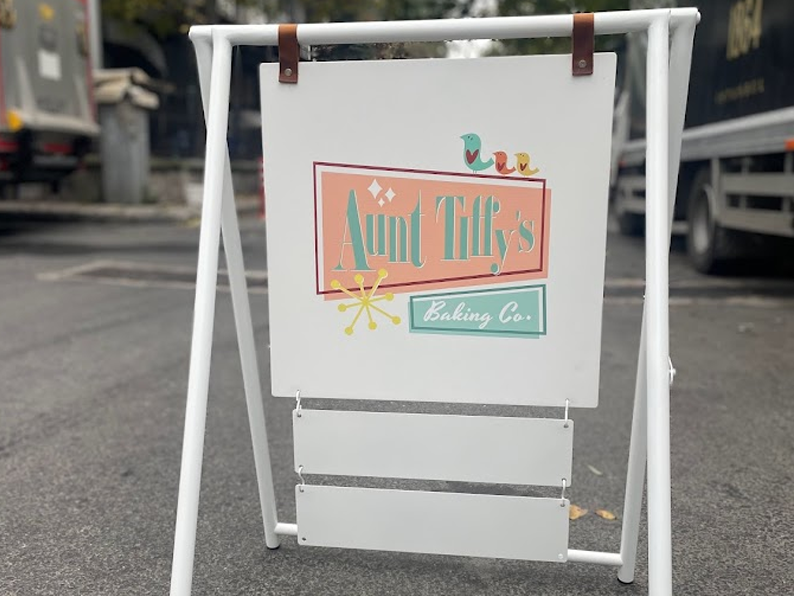 Portable double-sided A-frame sidewalk sign stands out in the outdoor space or entrance of your business. This sign, which can be used printed or blank, is ideal for displaying menus, promotions, or daily announcements. Known as a ‘sidewalk sandwich sign’ and ‘storefront A-frame sign.